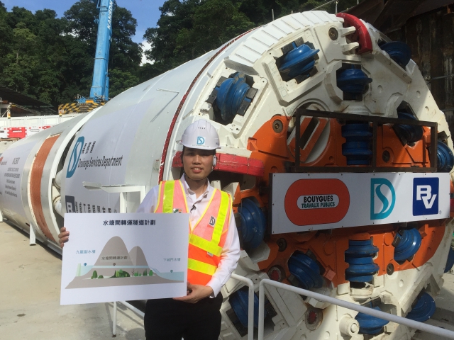 渠务署工程师叶浩朋先生接受传媒采访