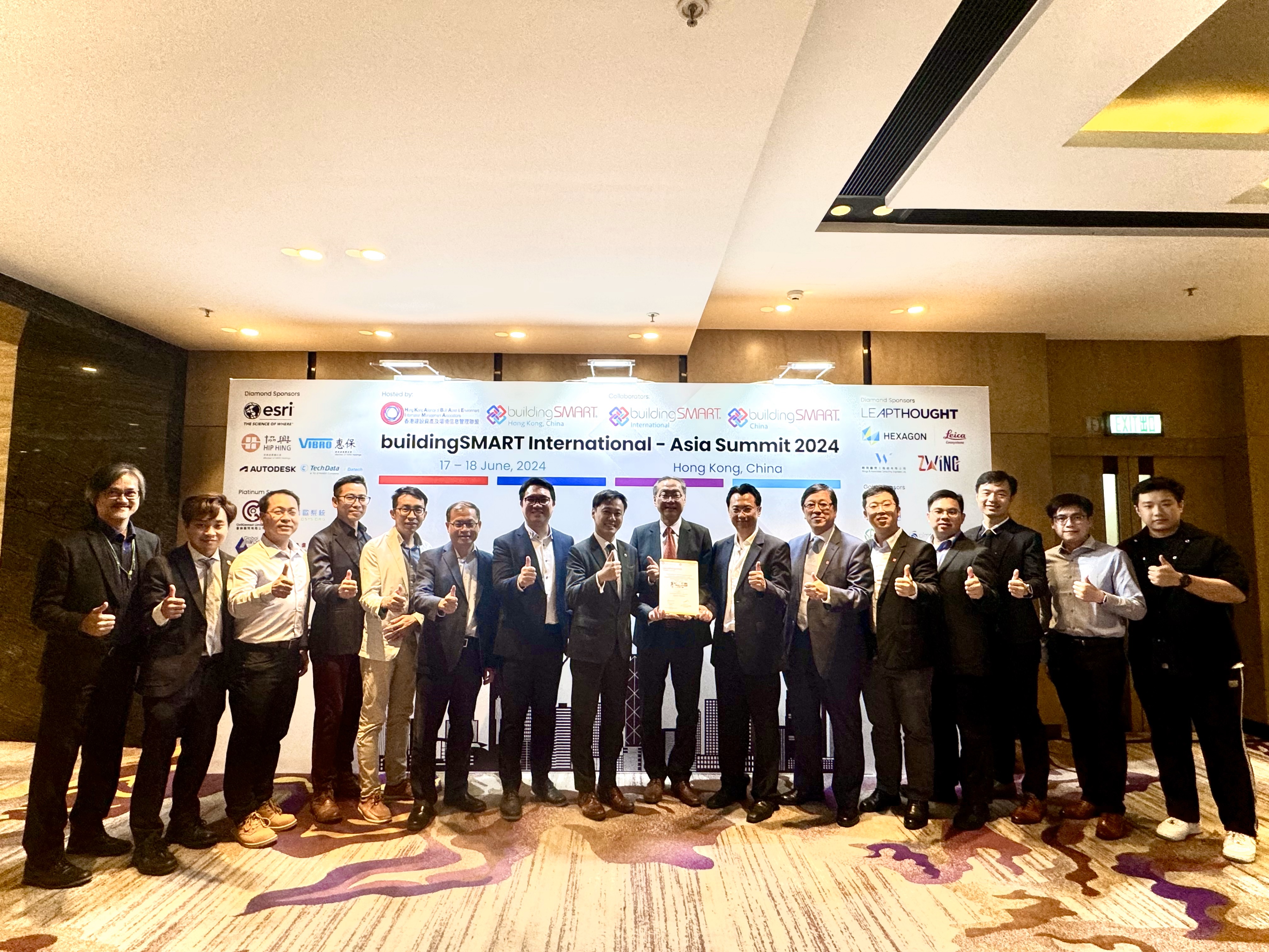 渠務署副署長李康年先生(右八)，及岩洞工程部總工程師梁家聰先生（左七）與本署獲獎團隊合照