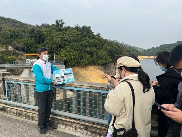 渠務署高級工程師溫南豐向記者介紹水塘間轉運隧道計劃的工程背景