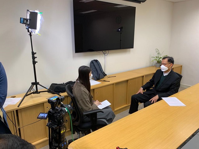 DSD Senior Engineer, Mr John LEUNG Kwong-chung, gave an interview to Information Services Department on sewerage construction at the Tsing Yi Community Isolation Facility