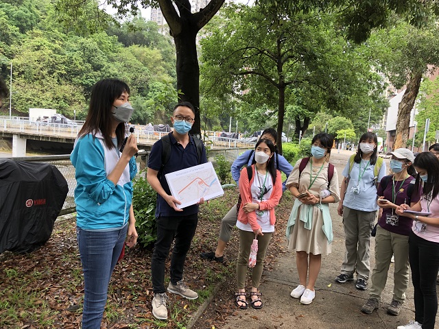 渠务署高级工程师袁佩姗女士(左一)和工程师关明阳先生(左二)为参加者介绍大围明渠活化计划