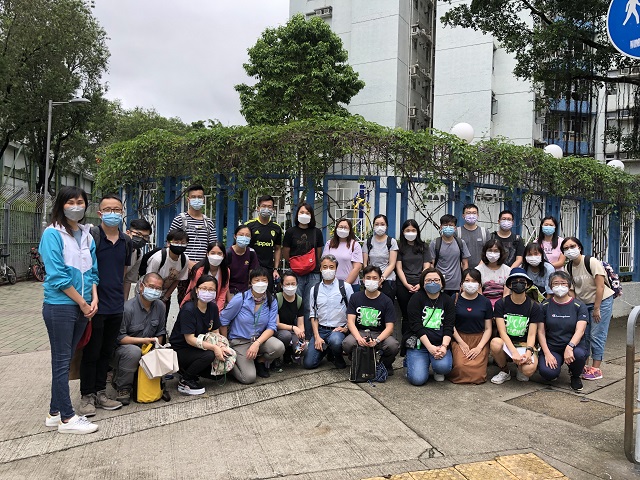 渠务署高级工程师袁佩姗女士(左一)和工程师关明阳先生(左二)与参加者合照