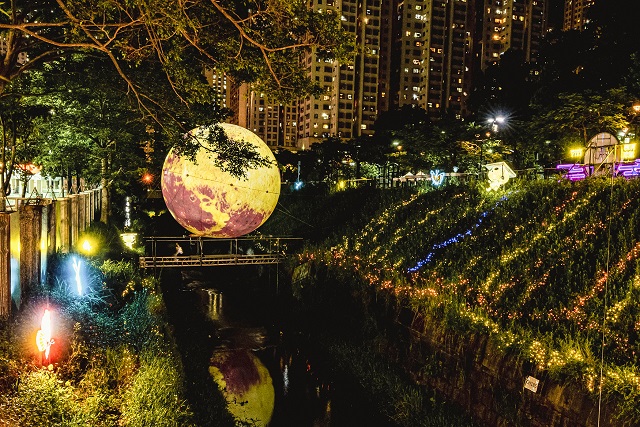 The Drainage Services Department is holding a Mid-Autumn Lighting Festival at Jordan Valley Channel and Kai Tak River from today (September 5) to September 18. Photo shows the giant moon lantern displayed at Jordan Valley Channel.