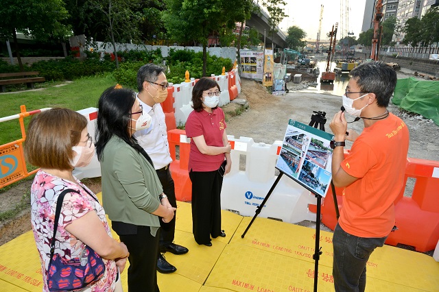 The Drainage Services Department (DSD) is holding Mid-Autumn Lighting Festival at Jordan Valley Channel and Kai Tak River from today (September 5) to September 18. Photo shows the Secretary for Development, Ms Bernadette Linn (fourth left), accompanied by the Permanent Secretary for Development (Works), Mr Ricky Lau (third left), the Director of Drainage Services, Ms Alice Pang (second left) and the Head of the Energizing Kowloon East Office, Ms Amy Cheung (first left), visiting the works site of the Revitalisation of Tsui Ping River Project and receiving a briefing on the details and progress of the project by an officer of the DSD.