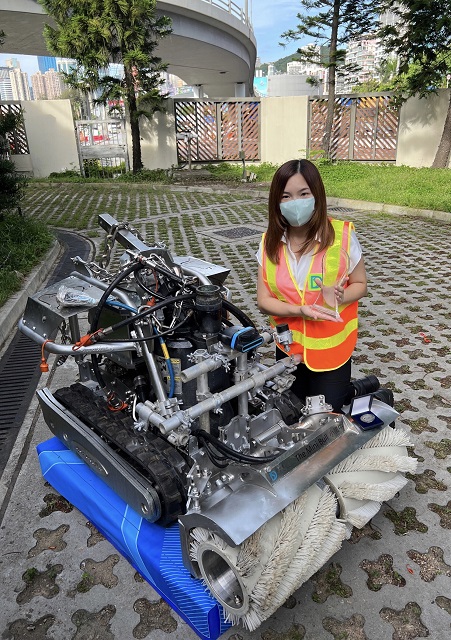 渠务署工程师梁婉婷接受传媒访问，介绍「小铁牛」的运作