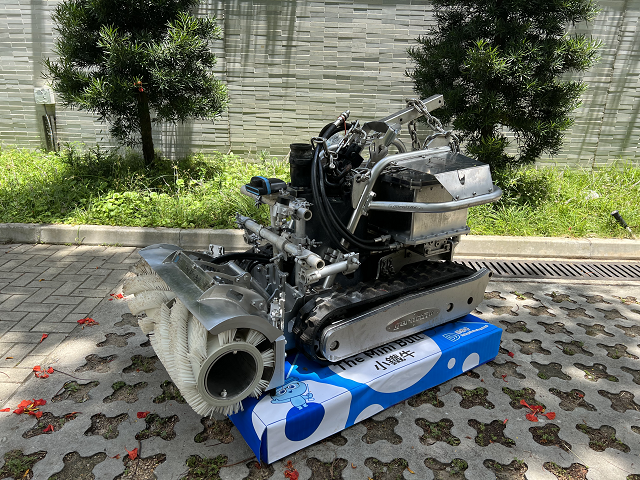 渠务署最新研发的遥控湿井清淤水底机器车—「小铁牛」，能够代替工作人员进入湿井清理沉积物