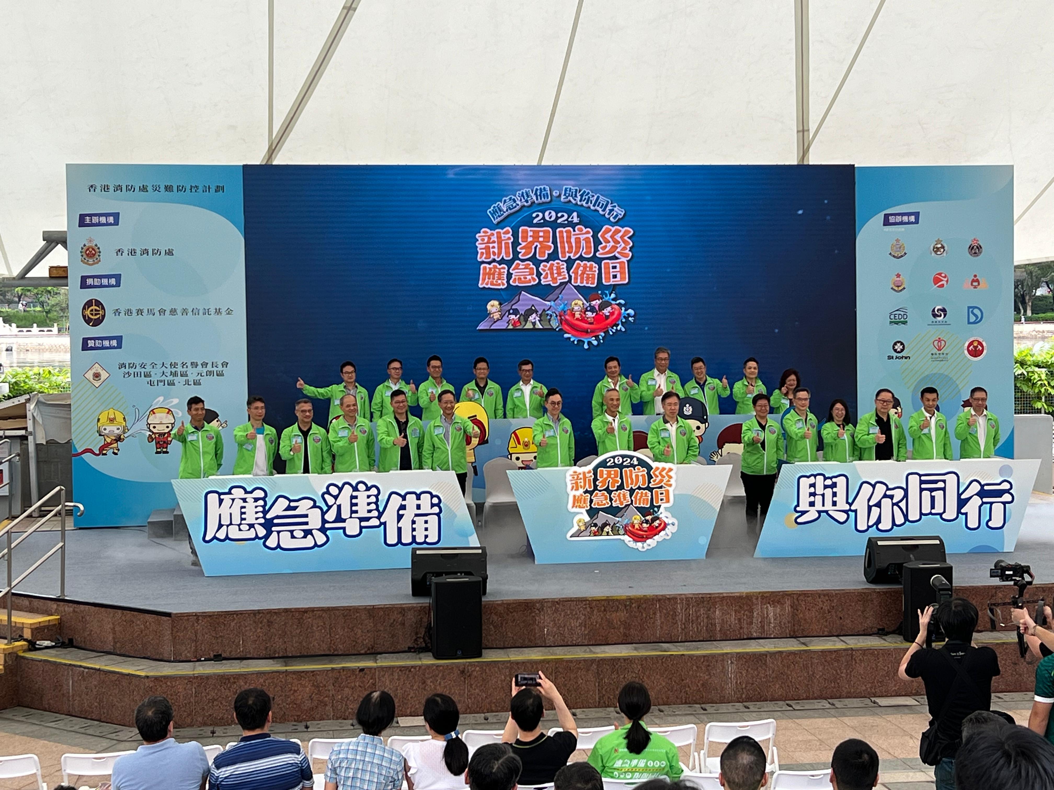 Chief Engineer/Mainland South, Mr CHAN Hei-yuet (front row, second left) attended the opening ceremony of the event