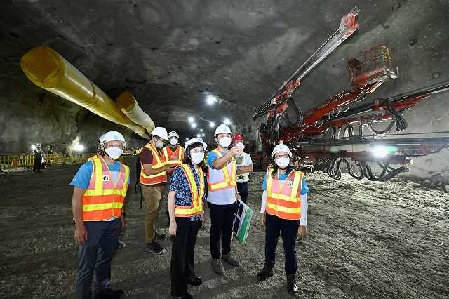 The Secretary for Development, Ms Bernadette Linn (third right), accompanied by the Director of Drainage Services, Ms Alice Pang (first right), attended the Relocation of Sha Tin Sewage Treatment Works to Caverns - Community Liaison Centre Open Day today (August 27). Photo shows them visiting the works site in the cavern to learn about the progress and challenges of the works.