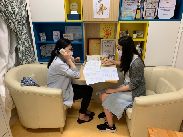 The representative of DSD Volunteer Team Ms Ginny TSUI Wing-man (left) and the representatives of H.K.S.K.H. St. Luke's Settlement Neighbourhood Elderly Centre were telephone interviewed by RTHK Radio 5