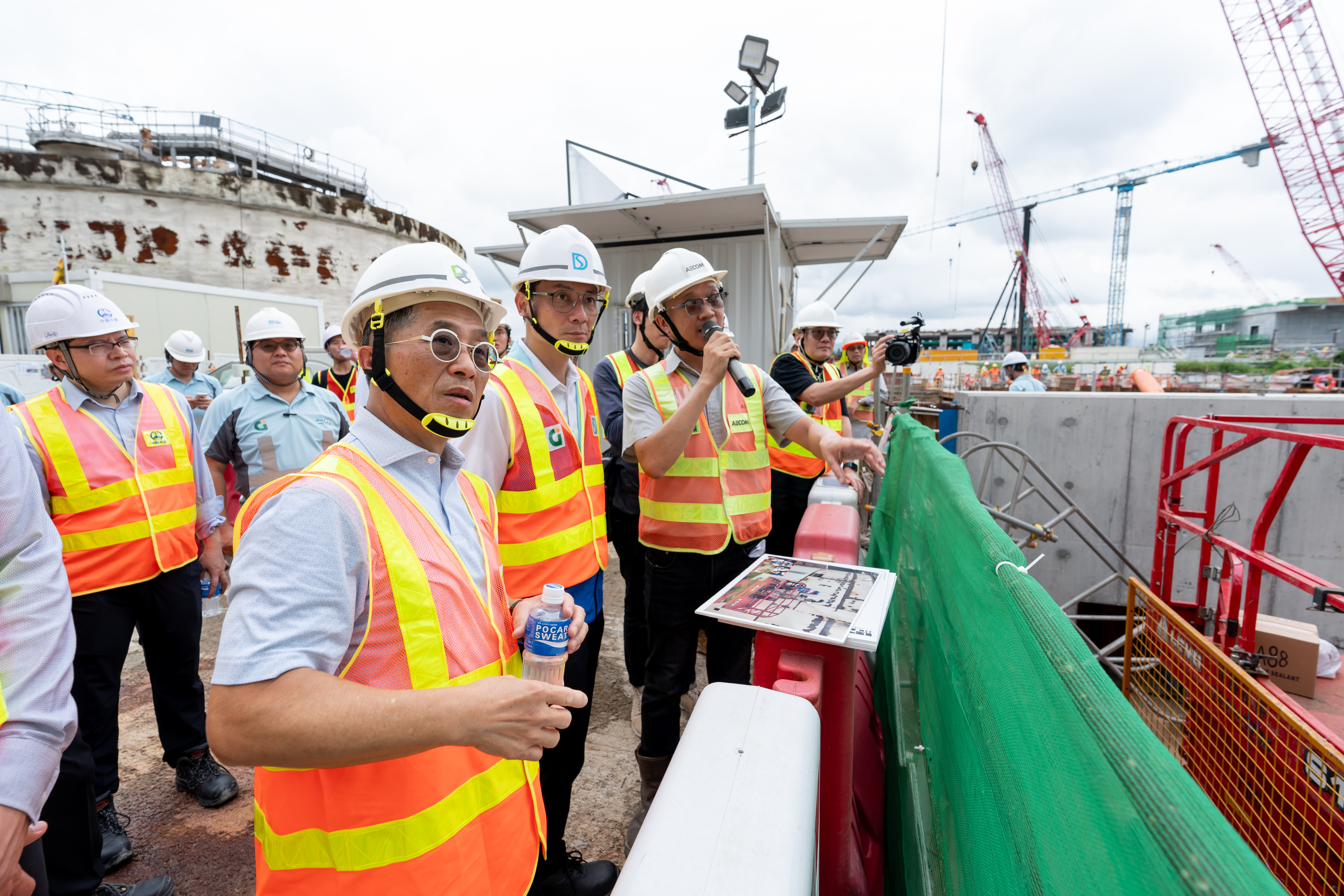 渠務署署長莫永昌先生與建造業議會主席何安誠教授工程師參觀「元朗淨水設施– 第一階段主體工程」工地