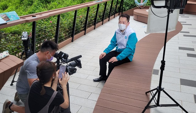 DSD Senior Engineer, Mr Ronald SIU Wai -chung, introduced the background and design rationale of the Revitalisation Works of Jordan Valley Nullah to the reporters