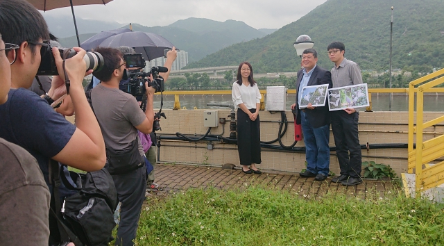 渠务署工程师叶丽玉女士（左）与香港科技大学教授王幼行先生（中）介绍监测鹭鸟林生态的人工智能技术