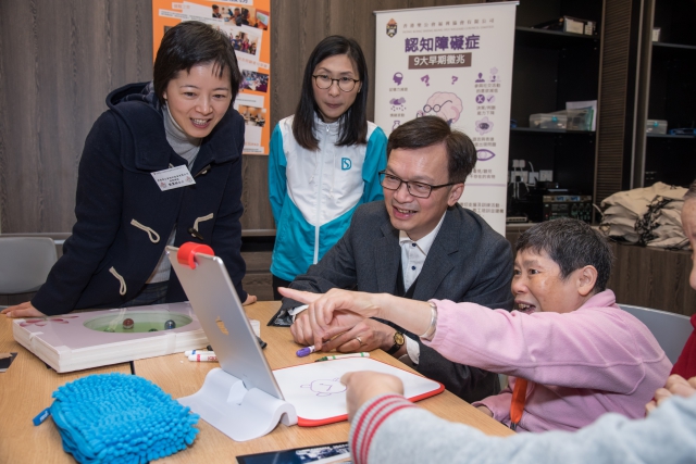 Under Secretary for Development, Mr LIU Chun-san, listened to the explanation of a game by an elderly volunteer