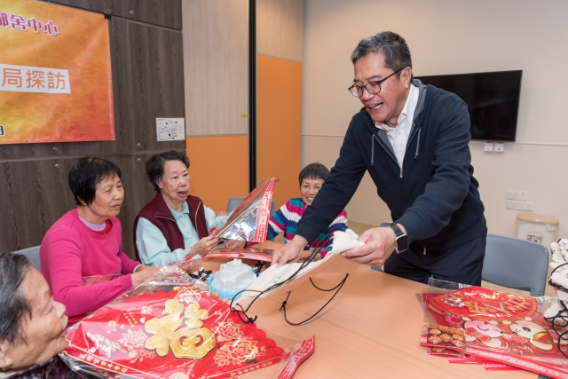 發展局局長黃偉綸先生向長者送贈揮春