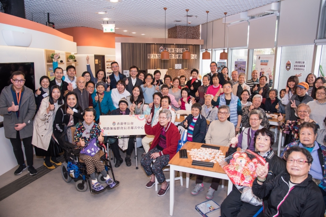 義工團隊與長者及中心職員大合照