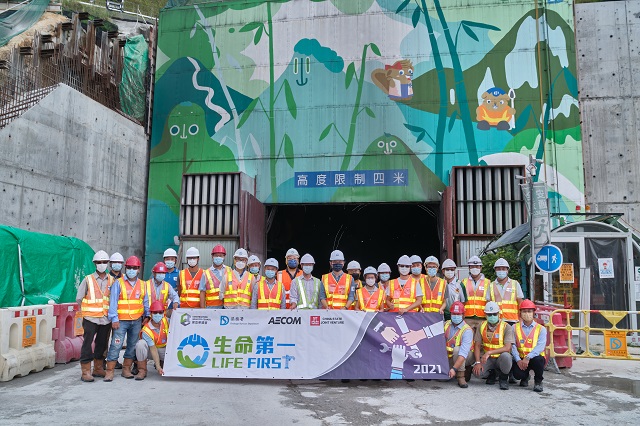The practitioners of the construction industry visited the DSD’s works site of Relocation of Sha Tin Sewage Treatment Works to Caverns – Site Preparation and Access Tunnel Construction