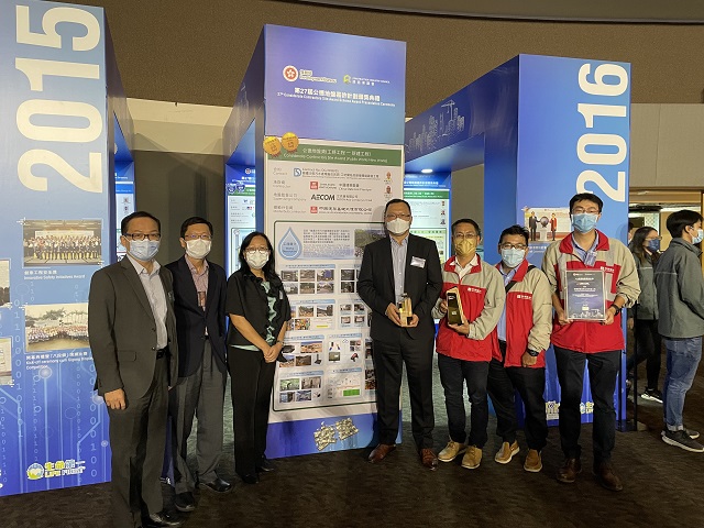 Director of Drainage Services, Ms Alice PANG (third left), had a photo with the representatives of the Relocation of Sha Tin Sewage Treatment Works to Caverns – Site Preparation and Access Tunnel Construction, which won two gold awards