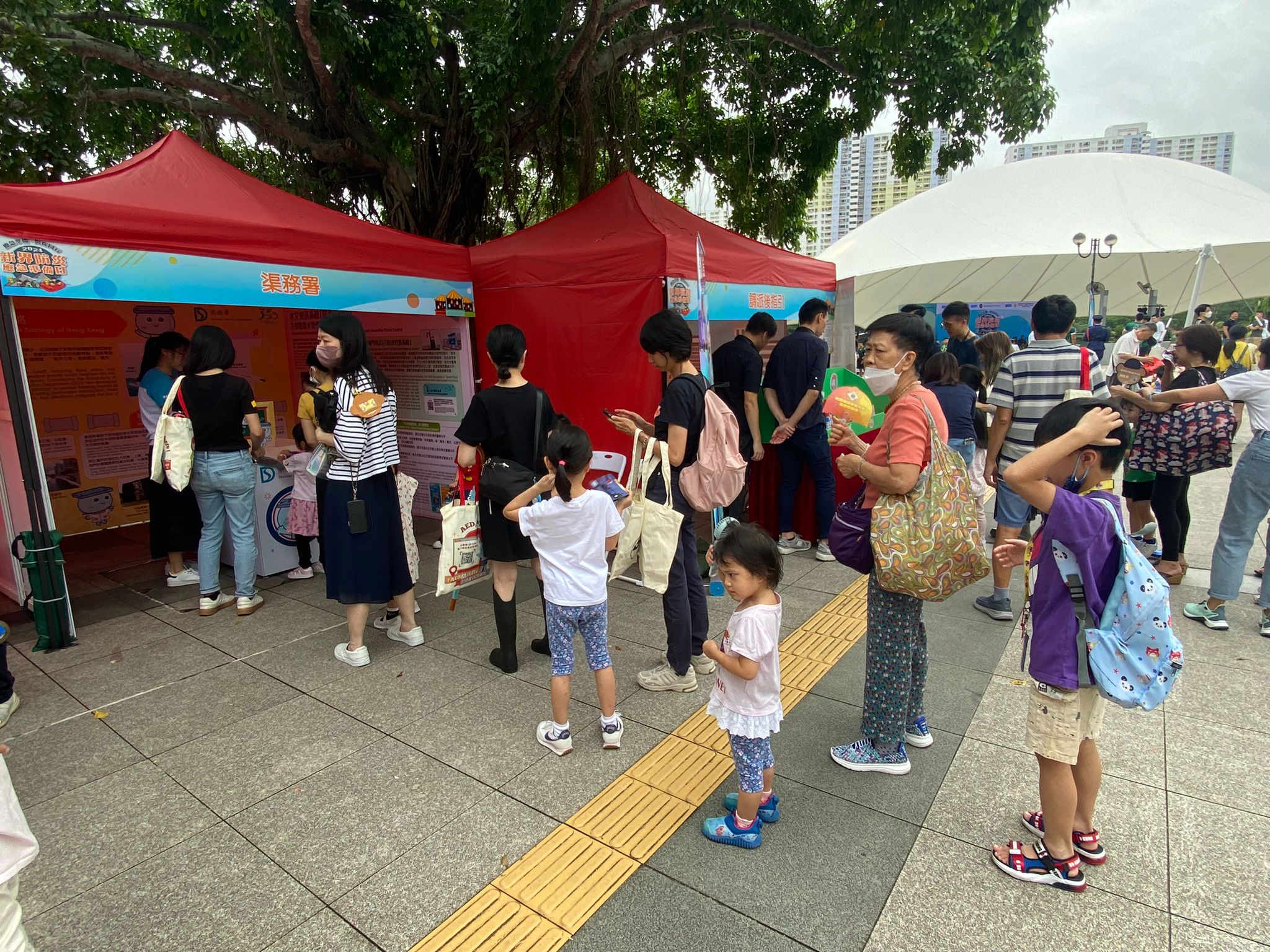 The public participated at the Drainage Services Department’s exhibition booth