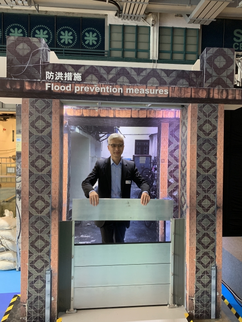 The Director of Drainage Services, Mr Kelvin LO gained the first-hand experience to install the demountable flood barriers at DSD’s 3D photo booth