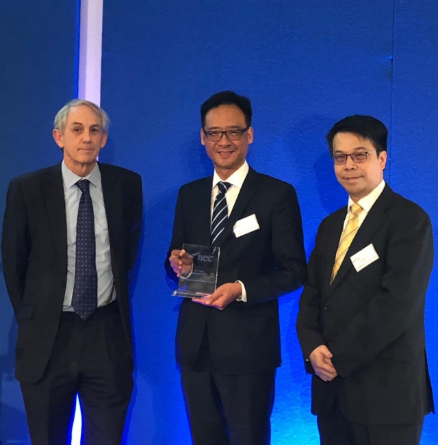 The Chief Engineer (Project Management) of the Drainage Services Department, Mr Jimmy Poon (centre), received the New Engineering Contract (NEC) Awards - Client of the Year 2019 from the NEC Users' Group on behalf of the DSD