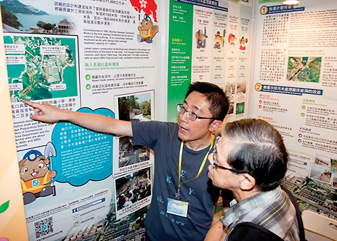 工作人員向市民概述現有岩洞污水處理設施 — 赤柱污水處理廠
