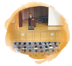 本署工程師向學生簡介部門的防洪和污水處理工作