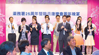 員工為晚宴賣力獻唱和表演