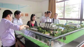 Mr GUO Hai-hong, head of the operation unit of the plant, explaining the work flow of the plant