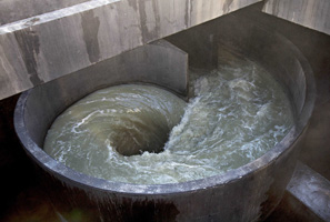 灣仔東基本污水處理廠的污水轉流到旋渦型豎井