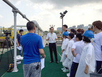 本署化驗師羅國華先生(左三)接受訪問