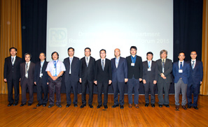 本署署長唐嘉鴻先生（左六）和發展局副局長馬紹祥先生（中）與其他講者和嘉賓合照