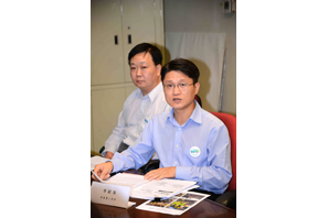 渠務署工程師黃志良先生(左)及李銘強先生(右)向記者簡介渠務署於清理管道方面的工作