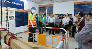 本署同事、駐工地督導人員和承建商代表參觀禮頓教育及培訓中心(右)。