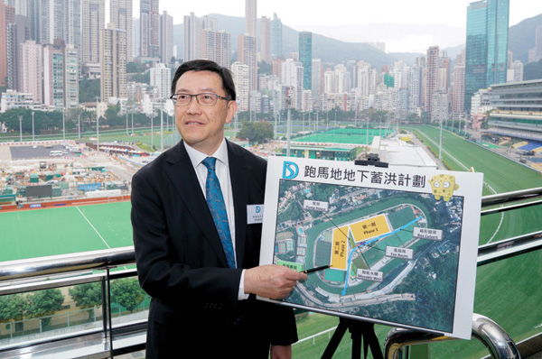 唐先生向傳媒簡介跑馬地地下蓄洪計劃