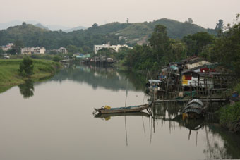 沿河而建的山贝涌口村