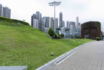 跑马地地下蓄洪计划风扇房及泵房旁边的绿色小山坡