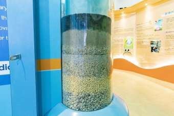 双滤层滤池主要由活性碳粒子(上层)和硅石粒(下层) 组成
