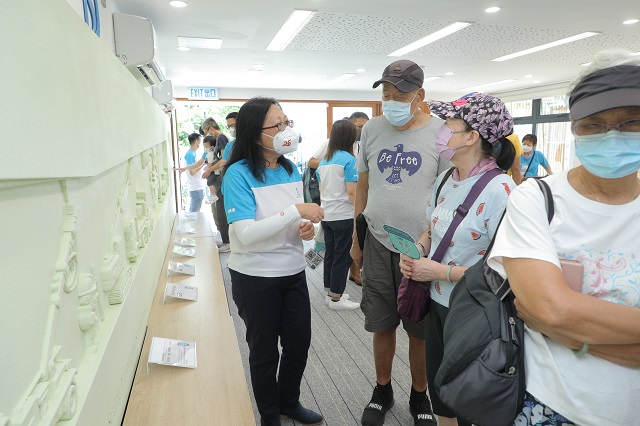 渠務署今明兩日（八月二十七日至二十八日）舉辦搬遷沙田污水處理廠往岩洞社區聯絡中心開放日。圖示渠務署署長彭雅妮（左一）向市民介紹岩洞工程的特色。